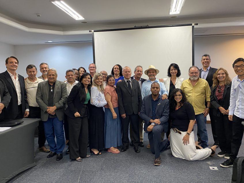 Durante três dias, coordenadores de ética dos Creas de todos os estados brasileiros estão reunidos em Salvador, para a segunda reunião ordinária da Coordenadoria Nacional. O evento, que se estende até quarta-feira (17), discutirá entre tantos assuntos, os impactos do Projeto e Lei PL 1024/2020, que dispõe sobre a alteração da Lei 5.194/1966, na engenharia e agronomia; o lançamento do guia e melhores prática éticas no âmbito do Sistema Confea/Crea; e a elaboração de procedimento padronizado para todos os Creas para recebimento e processamento inicial de denúncias e infração ao Código de Ética. A abertura do evento contou com a participação do vice-presidente do Crea-BA, engenheiro civil Jaime da Cruz, que na ocasião representou o presidente Joseval Carqueija; da conselheira federal pela Bahia, Michele Costa; do Coordenador Nacional das Câmaras de Ética, Nelson Burille; da coordenadora adjunta, Márcia Cristina Luna; e do coordenador da Comissão de Ética da Bahia, Neuziton Rapadura. Além de dar boas-vindas aos coordenadores, Jaime da Cruz destacou a importância de discutir a ética em momentos difíceis que o País está passando na política e na governança. Destacou os esforços da Bahia em agilizar os trâmites dos processos éticos e reforçou a relevância do tema não só para os profissionais, mas também para a sociedade. A conselheira federal Michele Costa, responsável pela Comissão de Ética e Exercício Profissional (CEEP) explicou a estratégia aprovada em plenária para a realização dos encontros regionais em 2023. “A ideia é realizar eventos com conteúdos técnicos que agreguem valor para o profissional e não evento por evento. O primeiro será realizado na região Sudeste, na cidade de São Paulo, em 12 de junho. Este já foi aprovado em plenária. Até novembro, realizaremos em todas as regiões do país. Teremos com esse método, mais capilaridade de chegar aos regionais “, acrescenta, destacando a disposição do Confea em apoiar às comissões regionais e requerendo proposições da coordenadoria na organização dos eventos.